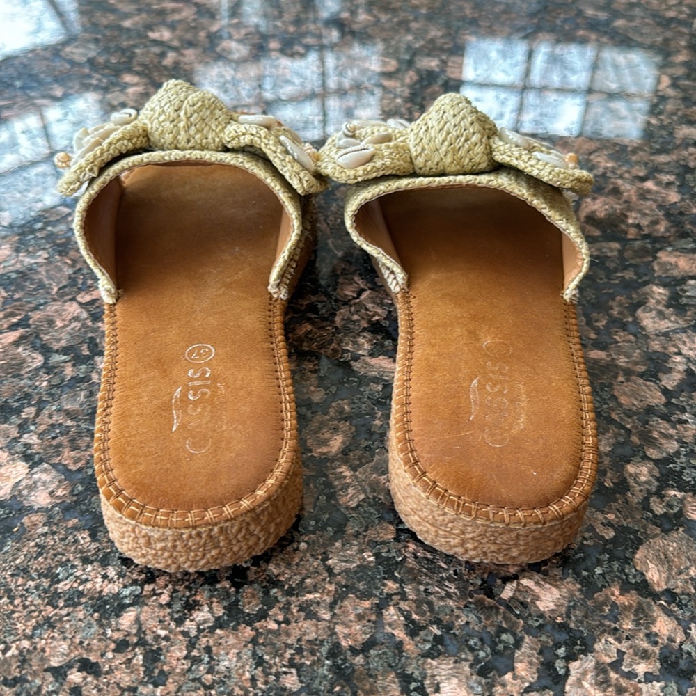 Slightly used girls slippers - Picture 4 of 5